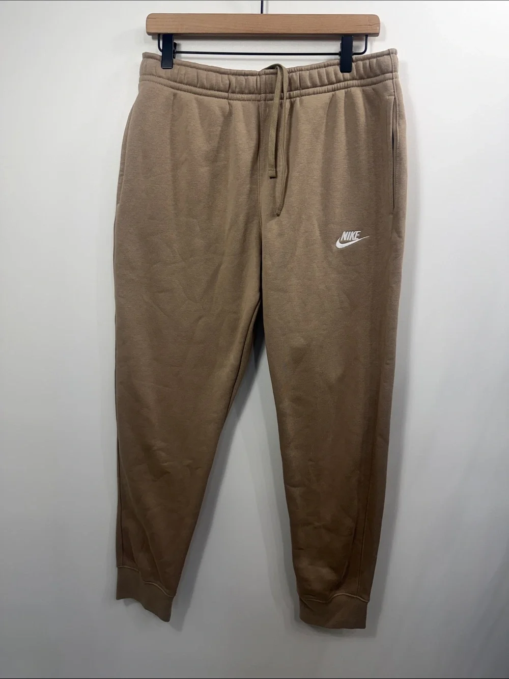 Nike Men’s standard fit taper leg regular length brown sweatpants size med.NWT